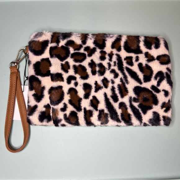 NWT fuzzy leopard print wristlet - Picture 1 of 5